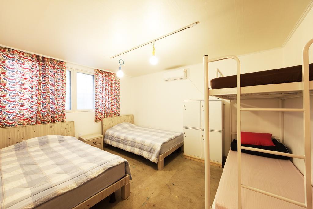 Hongdae Lazy Fox Hostel In Сеул Номер фото