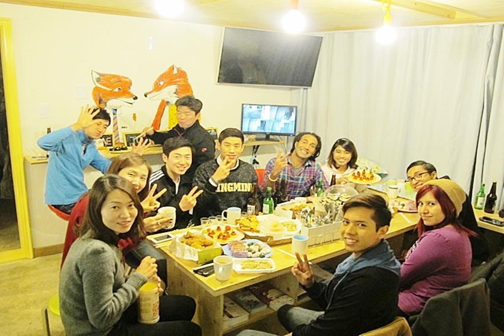 Hongdae Lazy Fox Hostel In Сеул Экстерьер фото