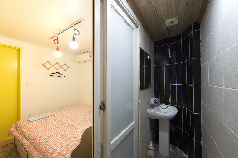 Hongdae Lazy Fox Hostel In Сеул Экстерьер фото