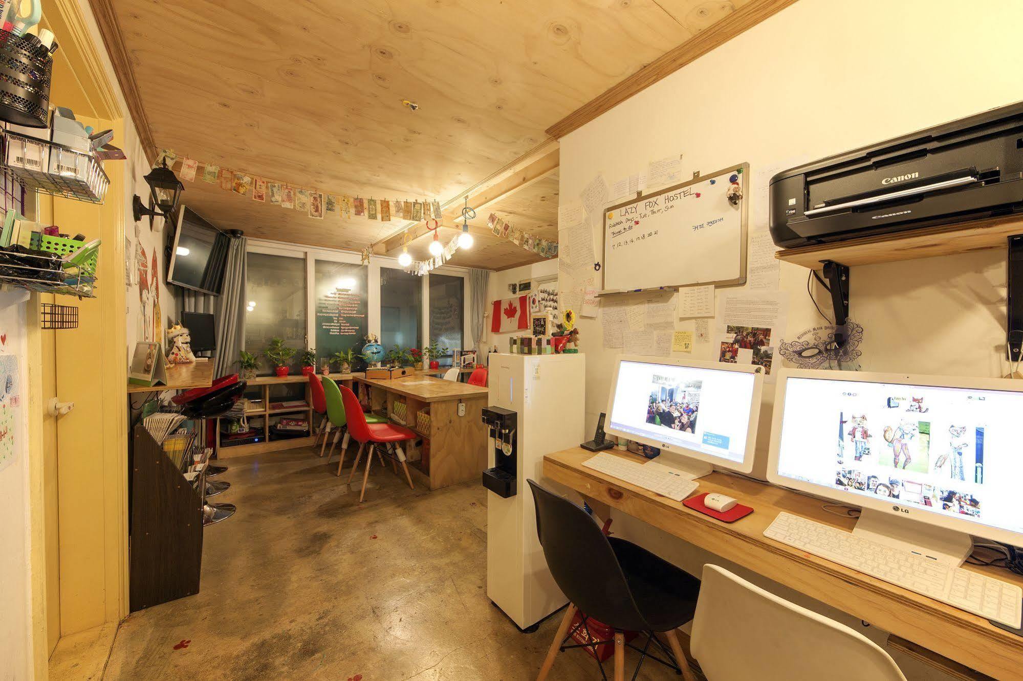 Hongdae Lazy Fox Hostel In Сеул Экстерьер фото
