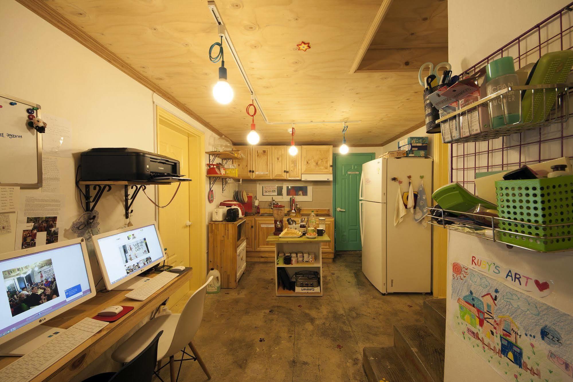 Hongdae Lazy Fox Hostel In Сеул Экстерьер фото