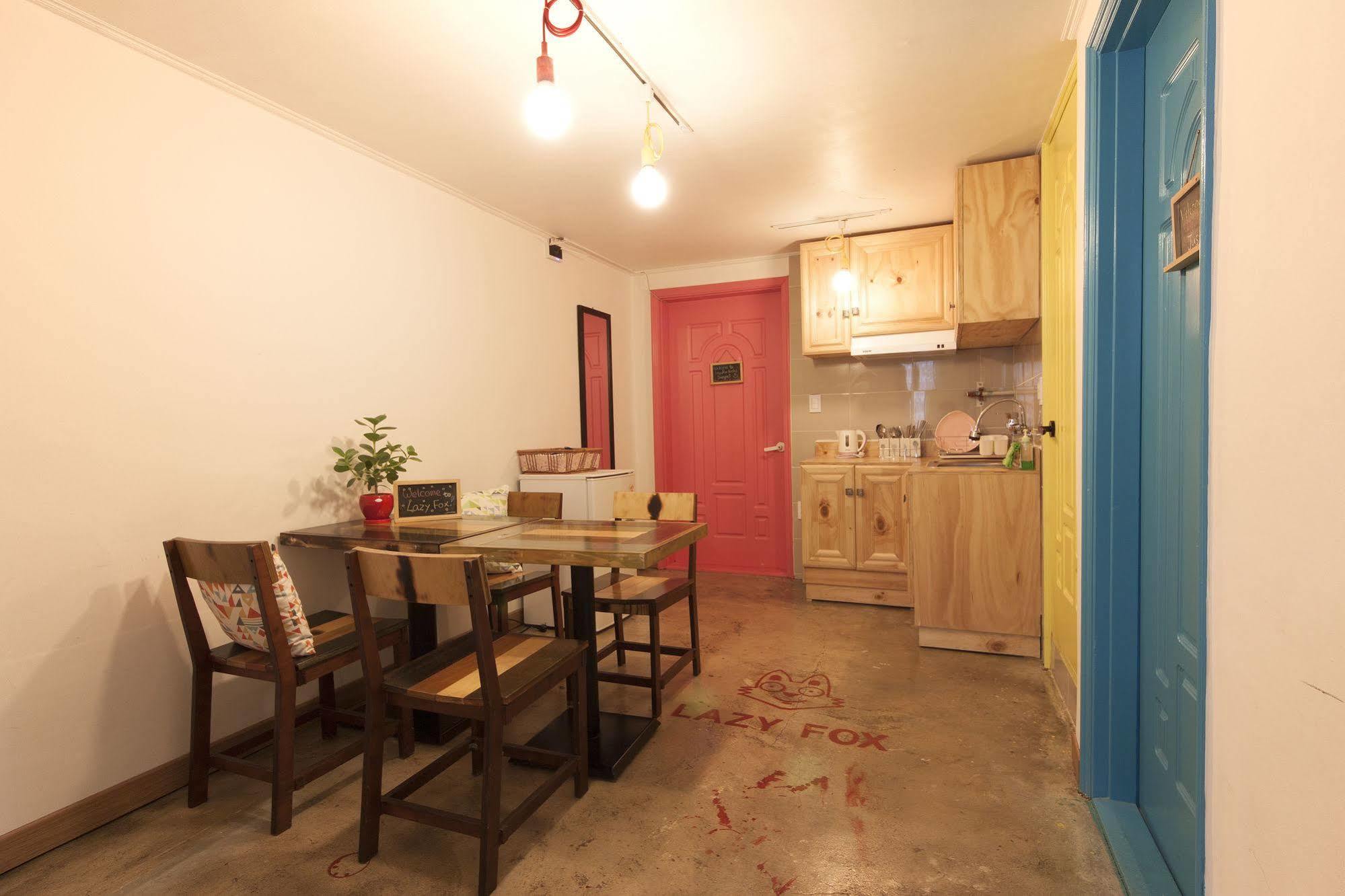 Hongdae Lazy Fox Hostel In Сеул Экстерьер фото