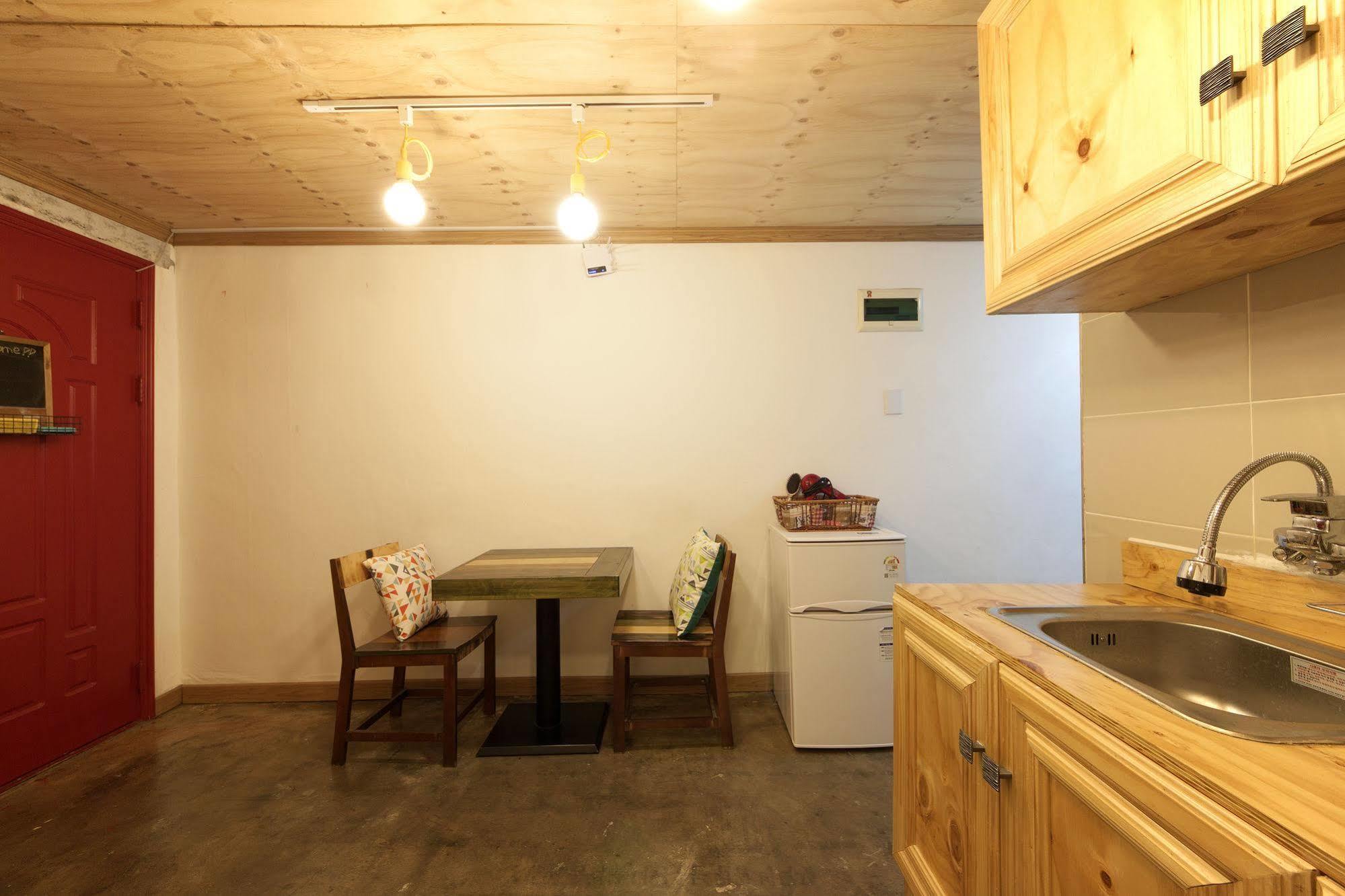 Hongdae Lazy Fox Hostel In Сеул Экстерьер фото