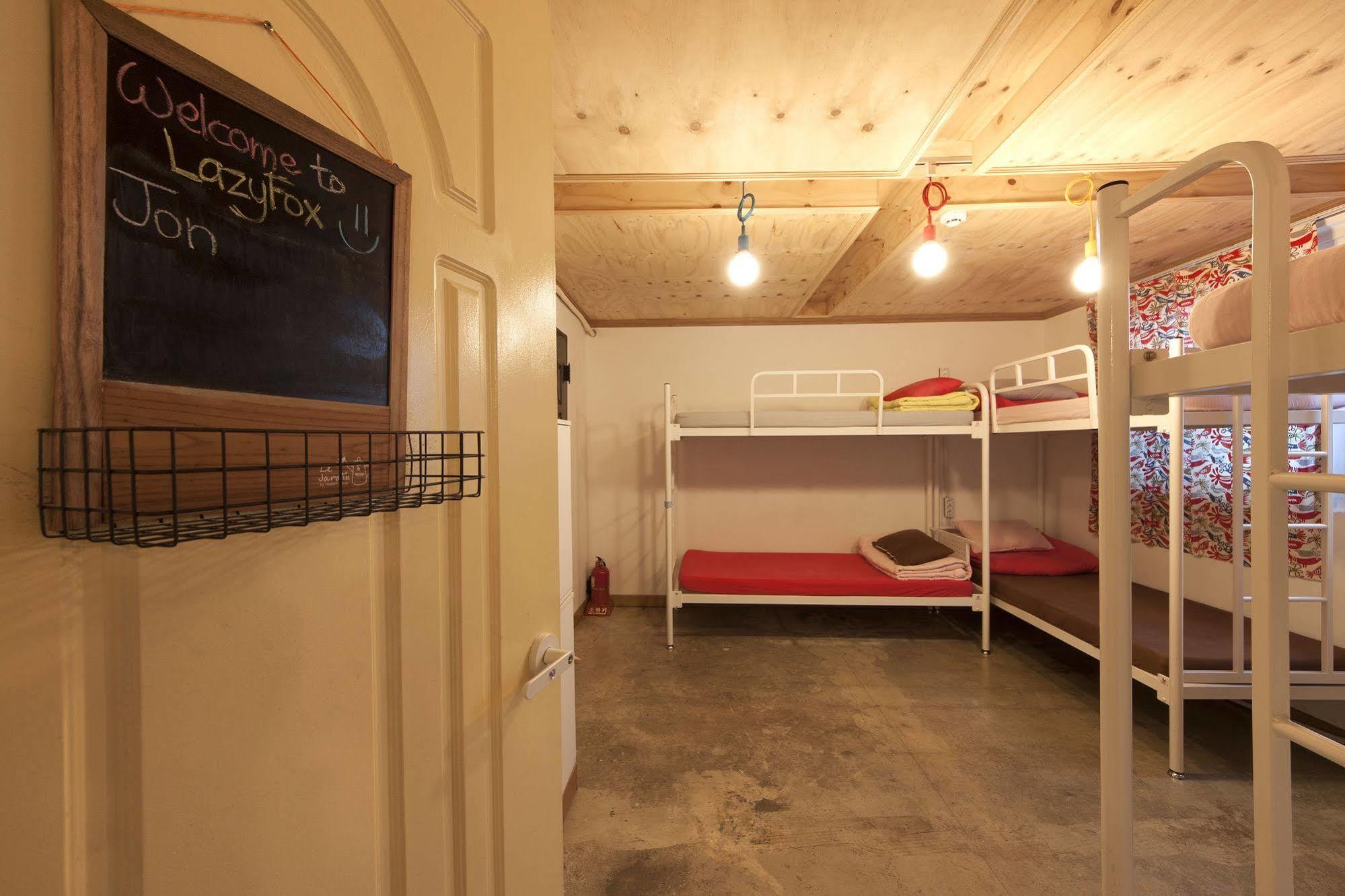 Hongdae Lazy Fox Hostel In Сеул Экстерьер фото