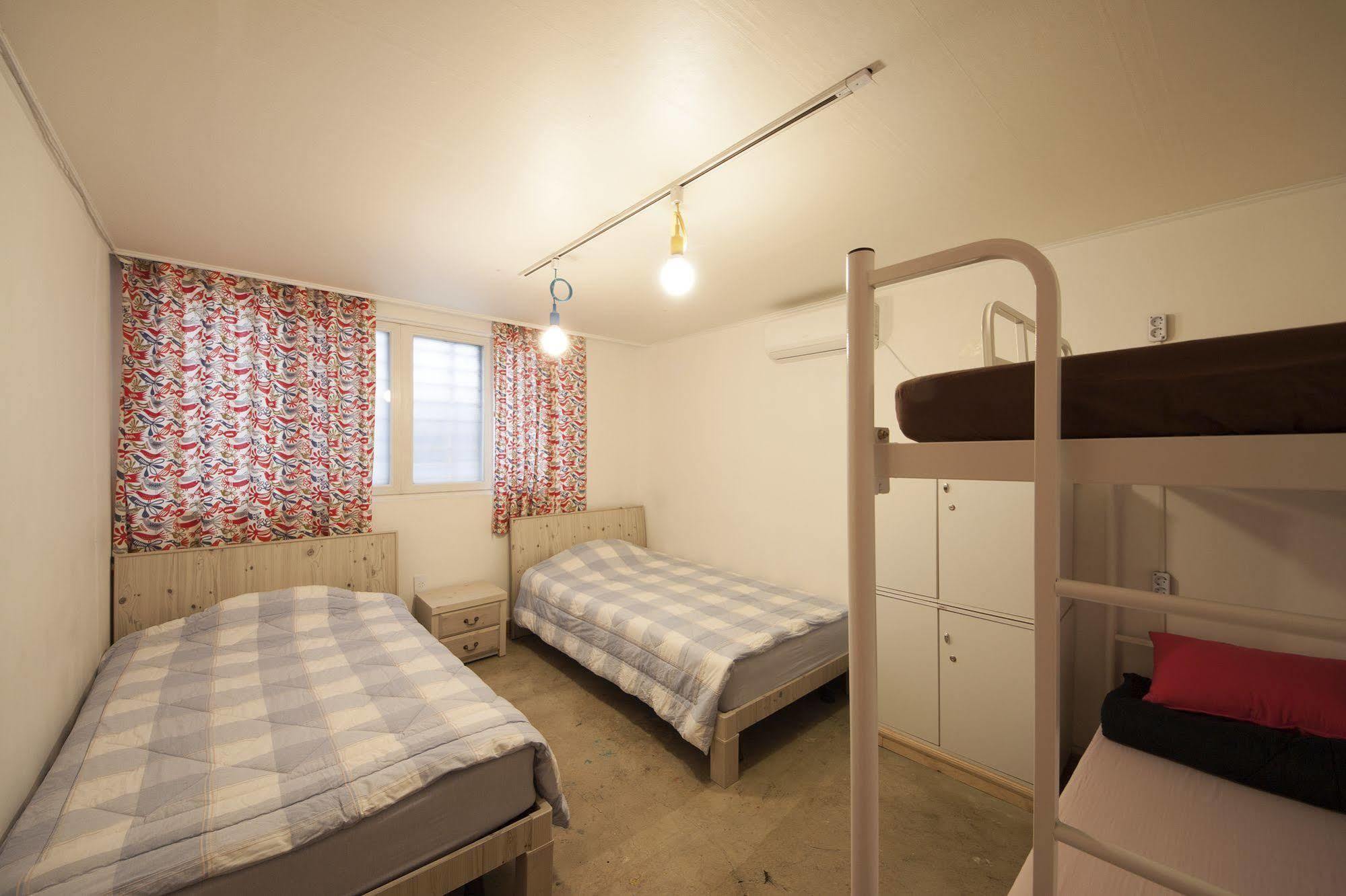 Hongdae Lazy Fox Hostel In Сеул Экстерьер фото