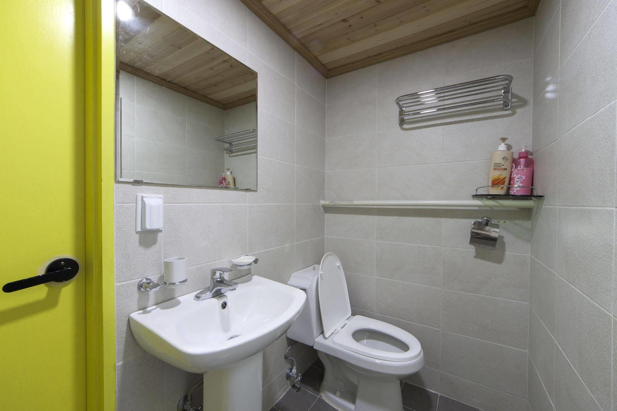 Hongdae Lazy Fox Hostel In Сеул Экстерьер фото