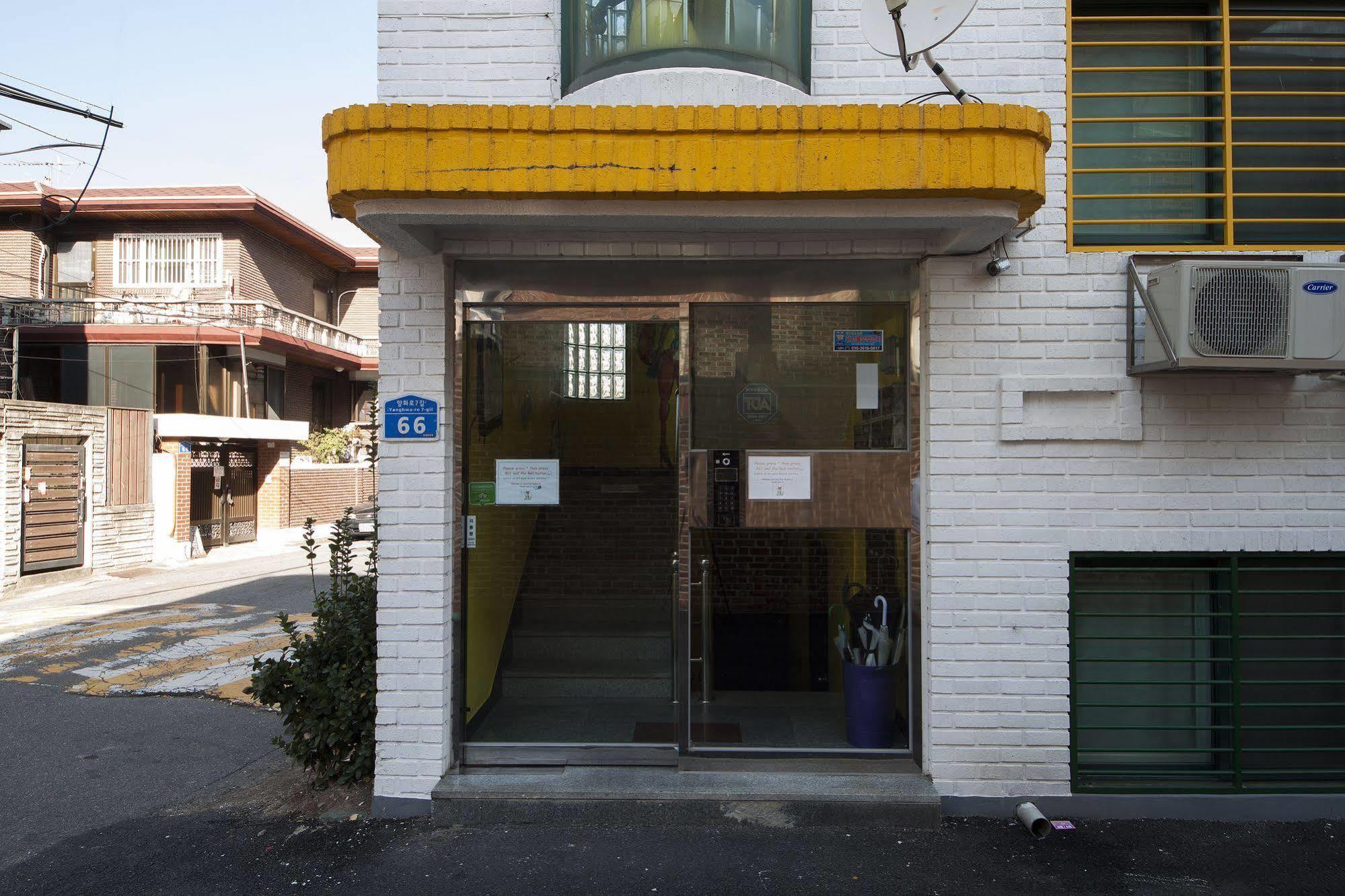 Hongdae Lazy Fox Hostel In Сеул Экстерьер фото