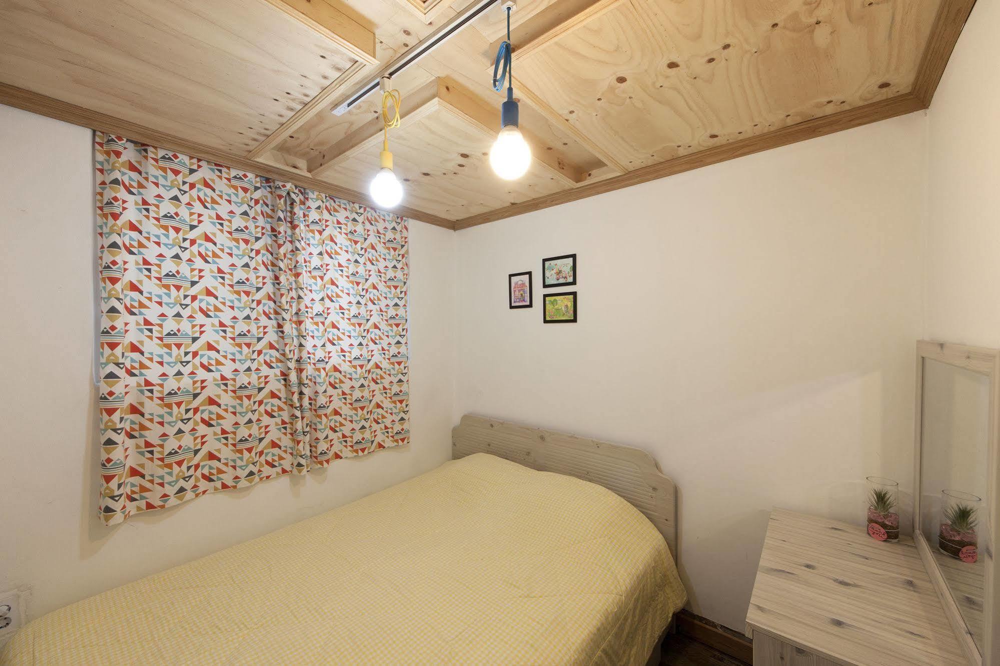 Hongdae Lazy Fox Hostel In Сеул Экстерьер фото