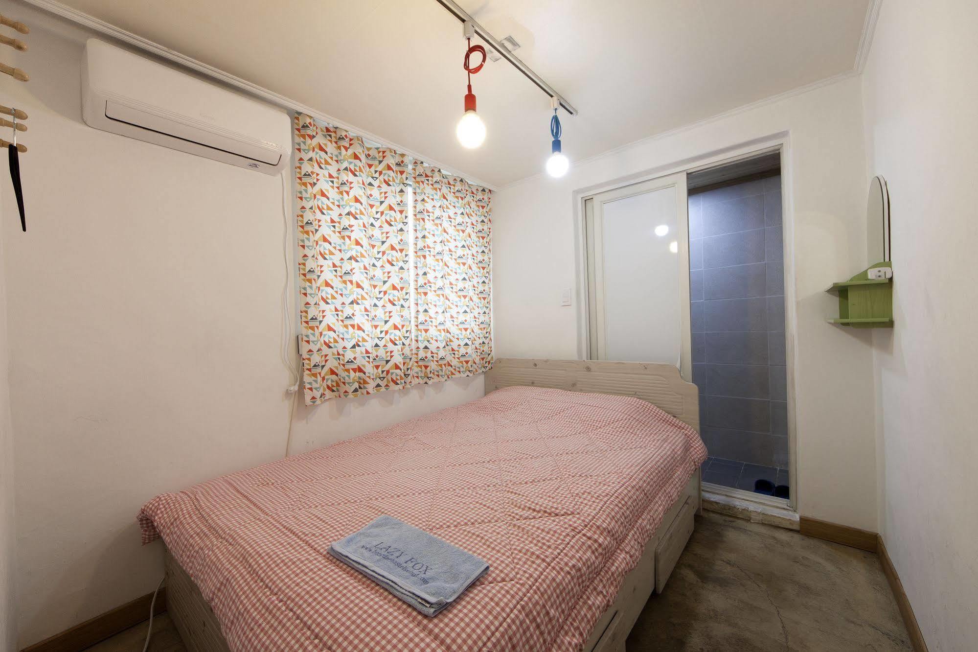 Hongdae Lazy Fox Hostel In Сеул Экстерьер фото