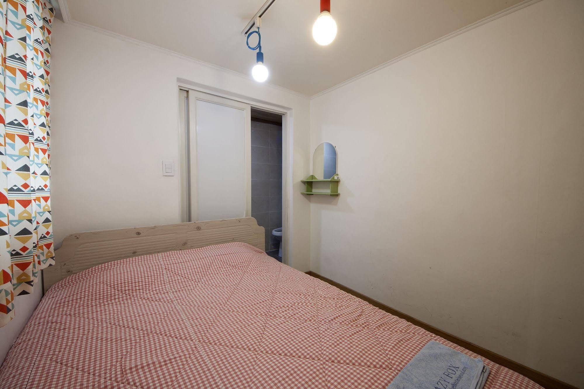 Hongdae Lazy Fox Hostel In Сеул Экстерьер фото