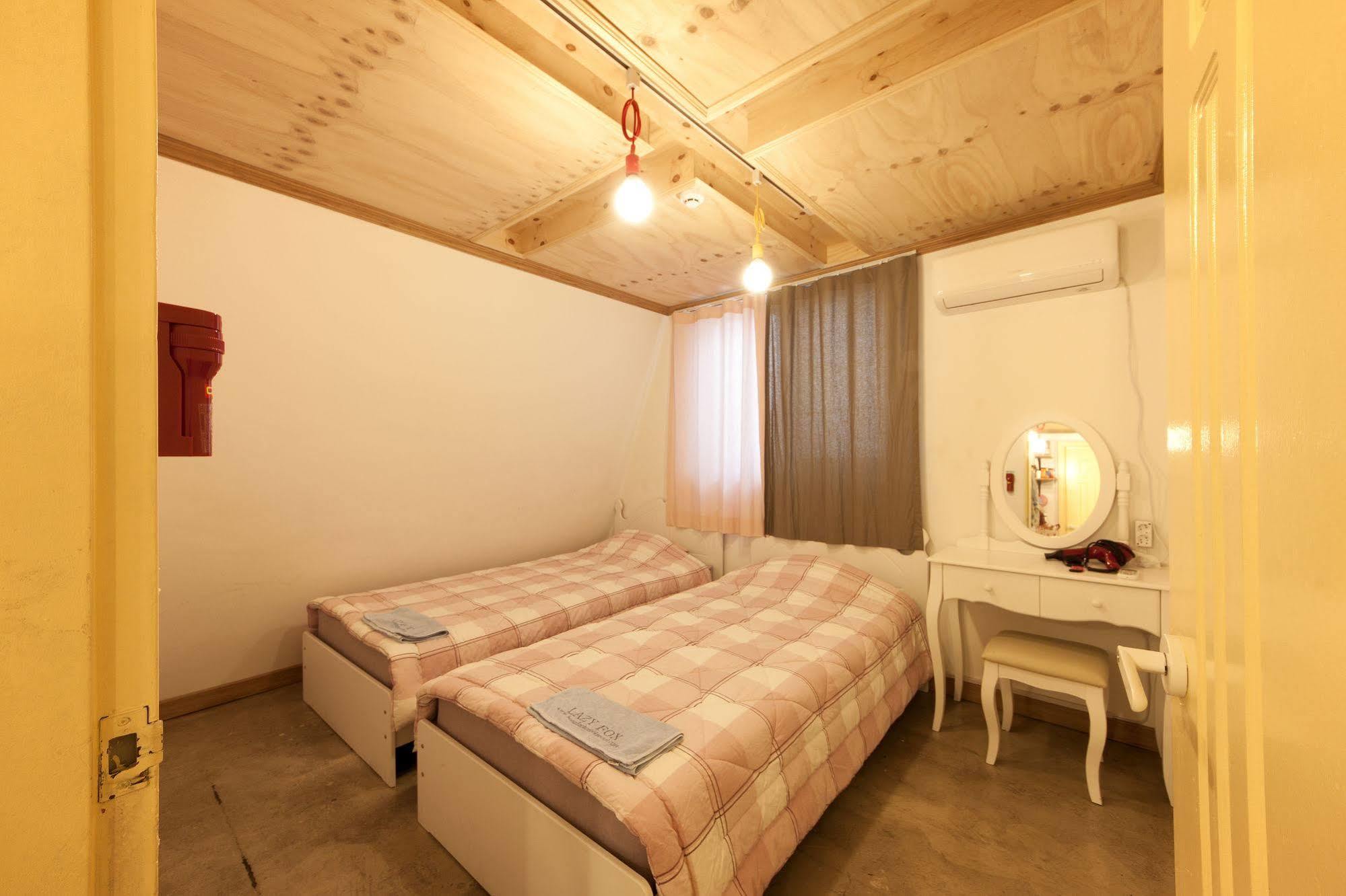 Hongdae Lazy Fox Hostel In Сеул Экстерьер фото