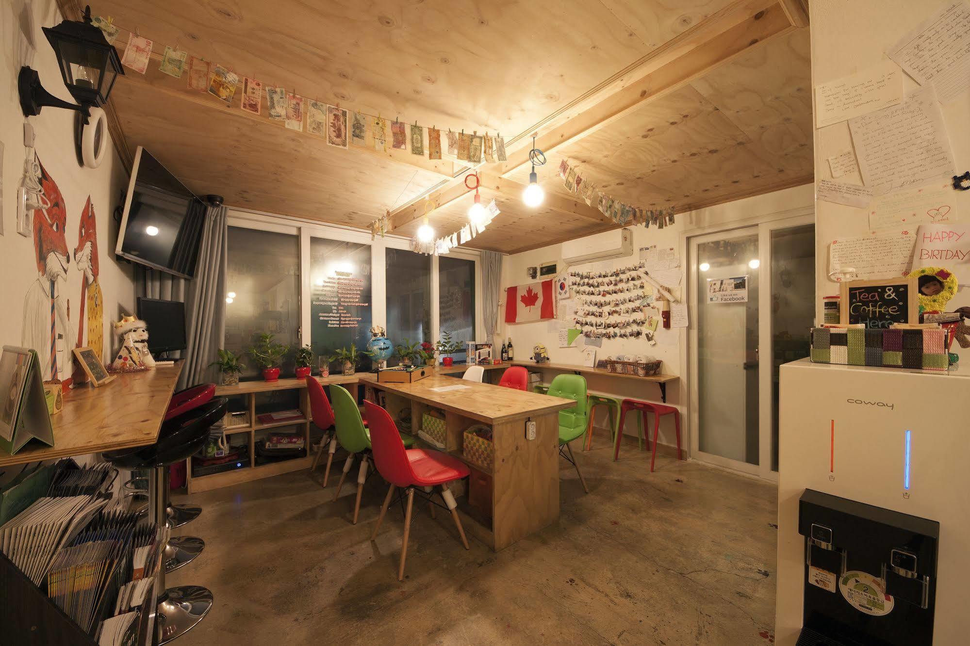 Hongdae Lazy Fox Hostel In Сеул Экстерьер фото
