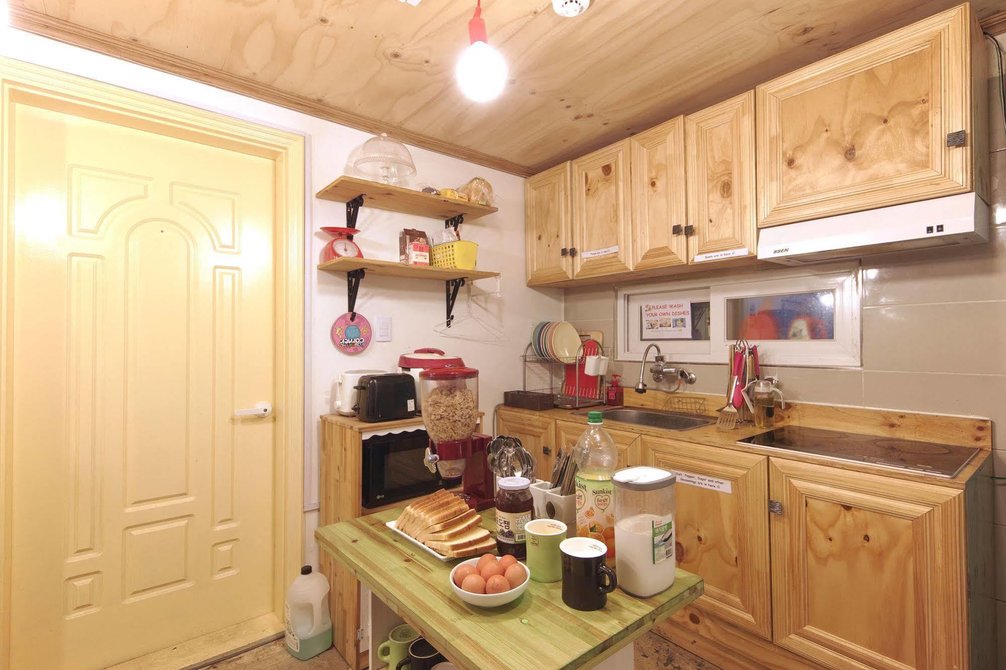 Hongdae Lazy Fox Hostel In Сеул Экстерьер фото