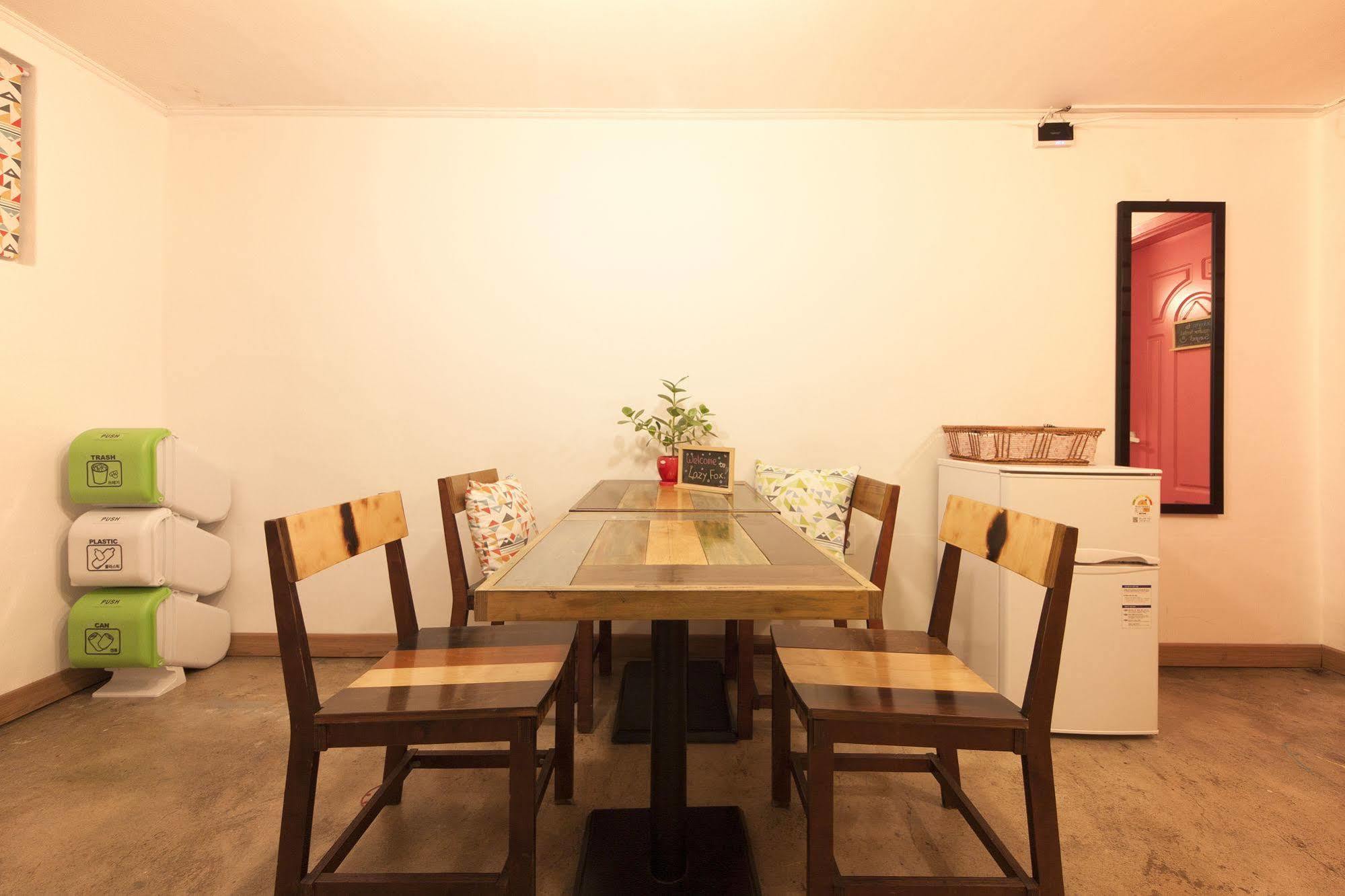 Hongdae Lazy Fox Hostel In Сеул Экстерьер фото