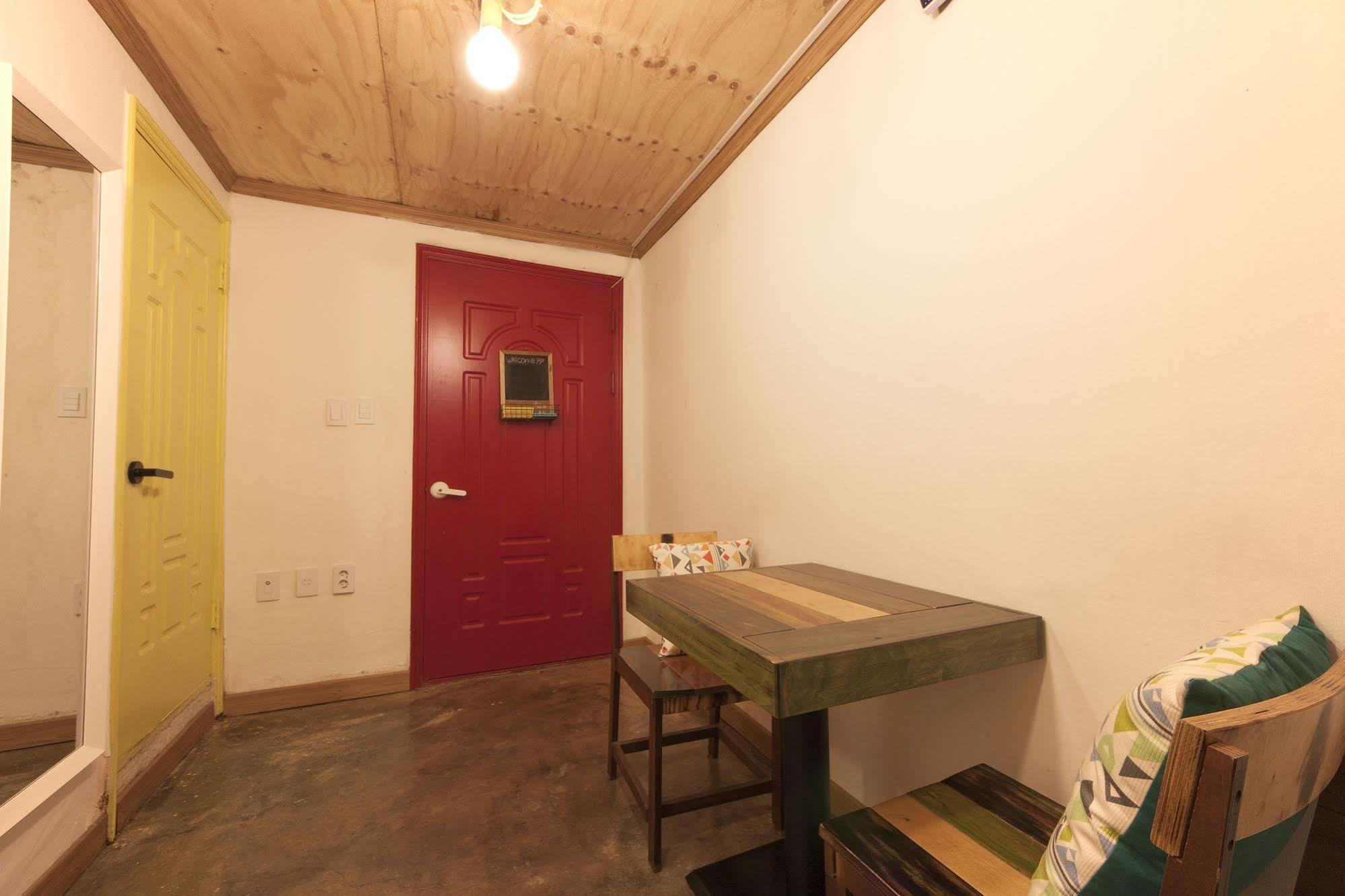 Hongdae Lazy Fox Hostel In Сеул Экстерьер фото