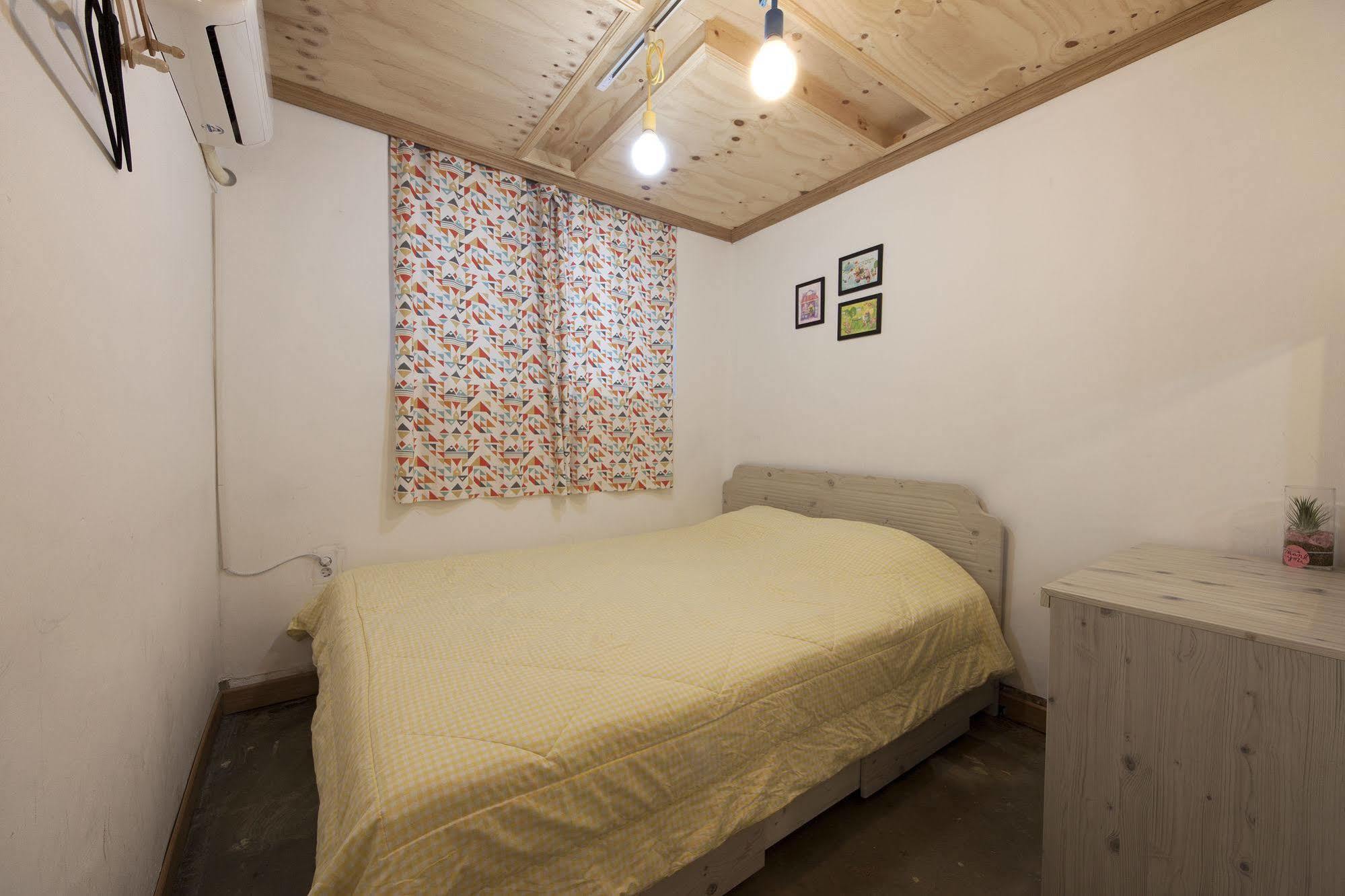 Hongdae Lazy Fox Hostel In Сеул Экстерьер фото